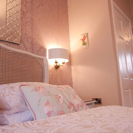 Bowness Bay Suites (Adults Only) מראה חיצוני תמונה