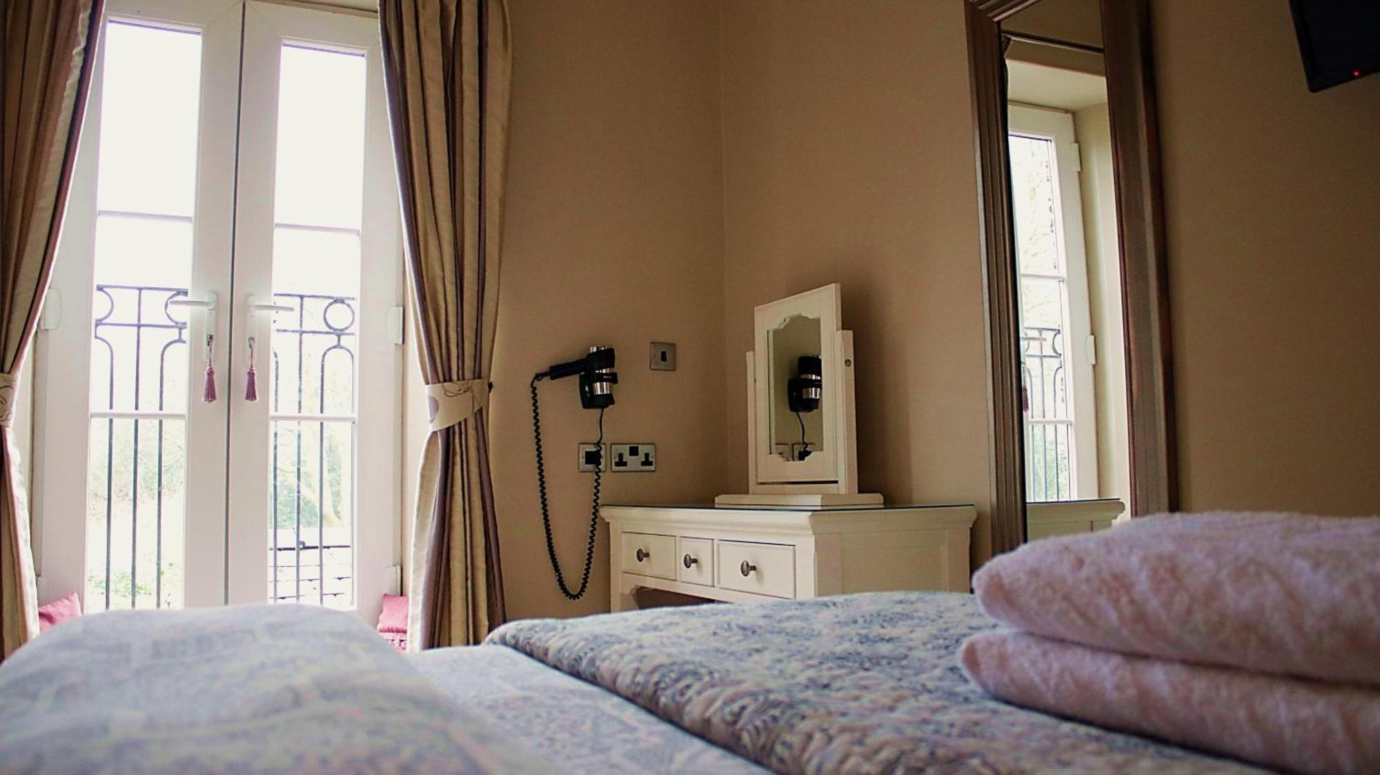 Bowness Bay Suites (Adults Only) מראה חיצוני תמונה