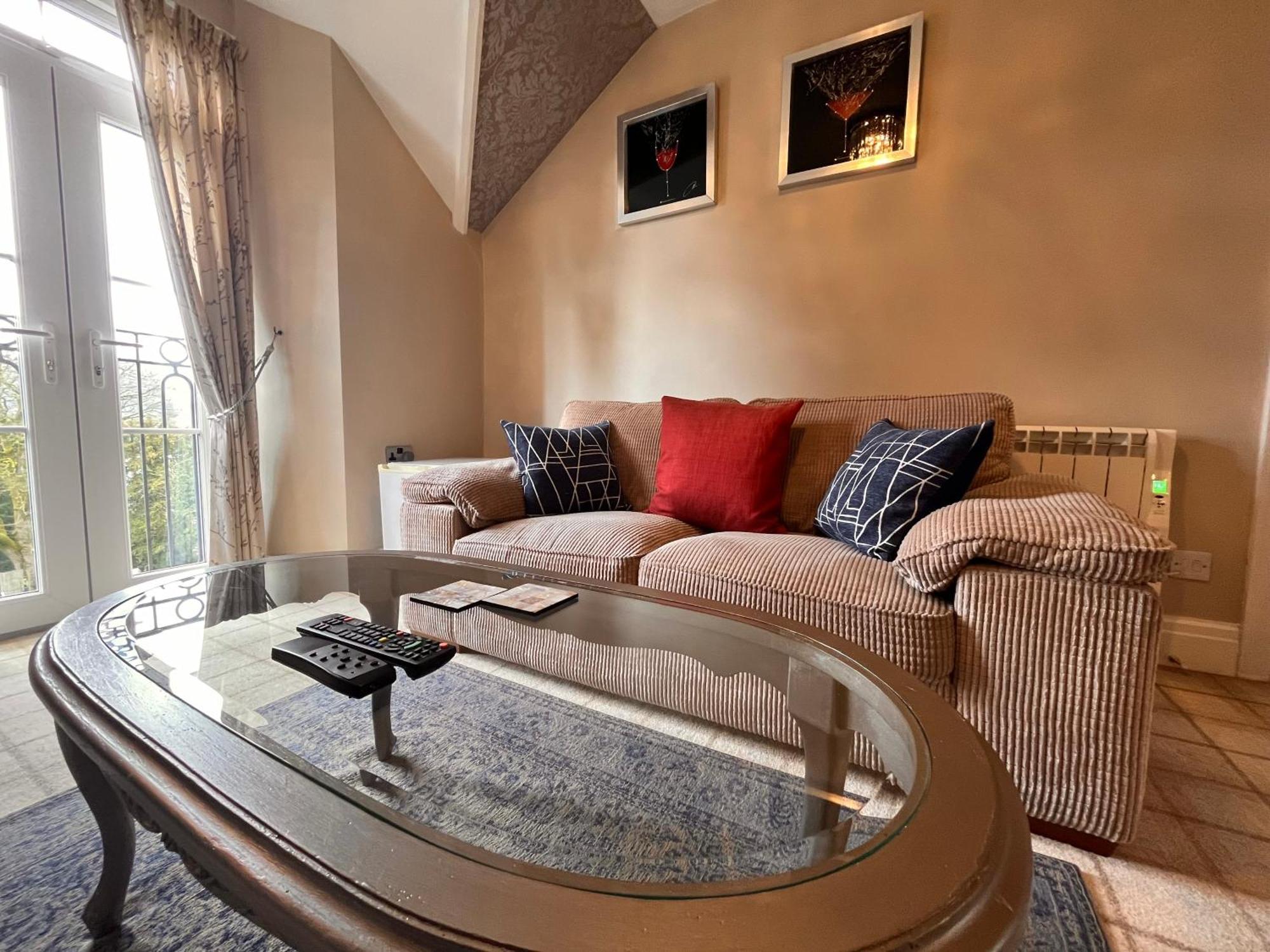 Bowness Bay Suites (Adults Only) מראה חיצוני תמונה