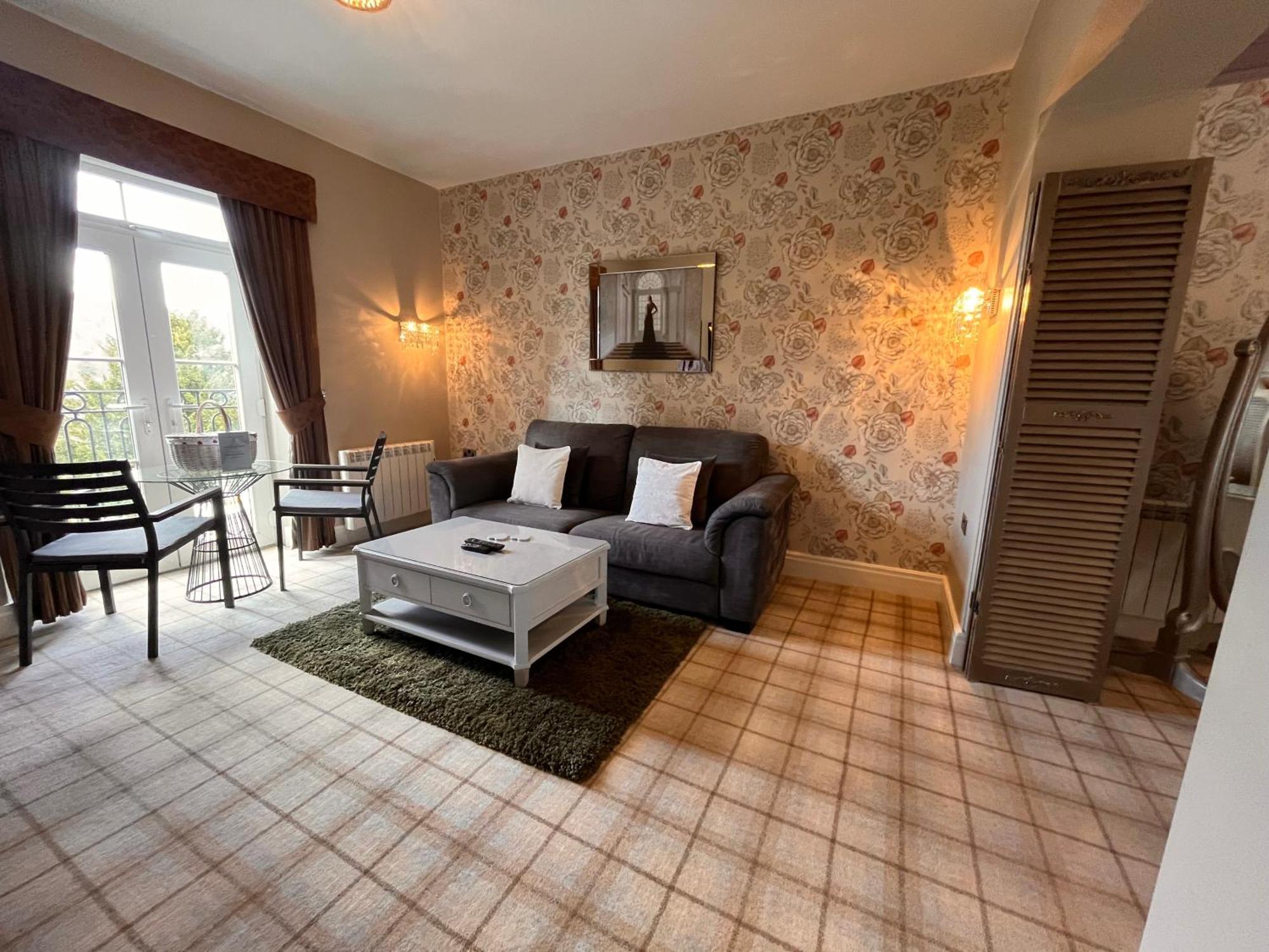 Bowness Bay Suites (Adults Only) מראה חיצוני תמונה
